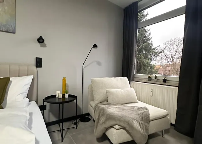 Langenhagen - Mit Balkon, Ebk Und Parkplatz